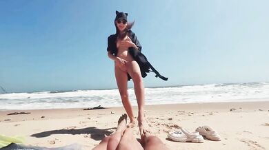 Teen girl masturbates barefoot on nude beach while guy jerks off and cums watching