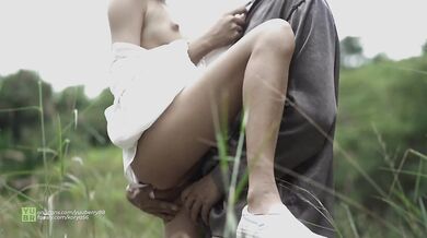 Tiny pussy in high grass [H31]