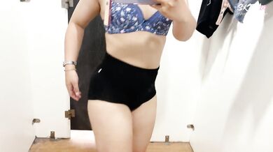 public in women changing room goes shoping with her fan เมื่อพาเธอมาซื้อชุดชั้นในให้ FC