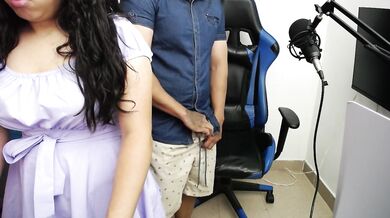 Estoy en la oficina con mi compañera y me pongo caliente con ganas de masturbarme