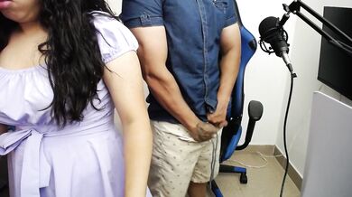 Estoy en la oficina con mi compañera y me pongo caliente con ganas de masturbarme