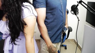 Estoy en la oficina con mi compañera y me pongo caliente con ganas de masturbarme