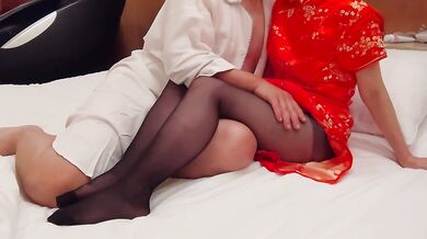 I want to flirt with a cute girl in Chinese clothes and black pantyhose.