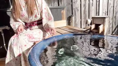 masturbation in the open-air bath, no one is there , but there is a sign of people nearby ... I have to suppress my voice, selfie