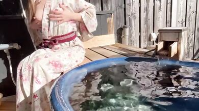 masturbation in the open-air bath, no one is there , but there is a sign of people nearby ... I have to suppress my voice, selfie