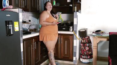 Latina milf pays pizza delivery guy in cum-filled cowgirl