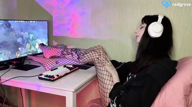 Alt gamer girlfriend loses Dota 2 MMR but you can’t stay mad at her