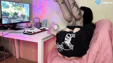 Alt gamer girlfriend loses Dota 2 MMR but you can’t stay mad at her
