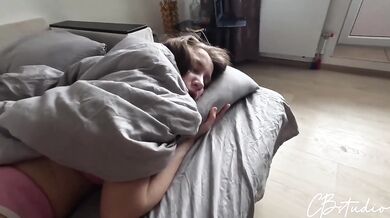 Stepdaughter betrayed daddy stole her bed creampie ride