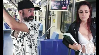 Estudante no ônibus sendo fodida por trás e gozando toda