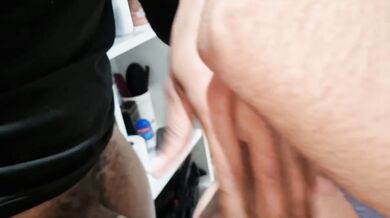Espiando a mi hijastra en la ducha terminamos en juegos sucios calientes con mi esposa trabajando
