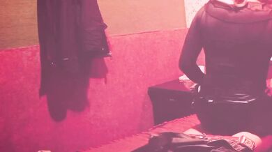 Femboy coqueto sonreía hasta ser chokeada con travestis