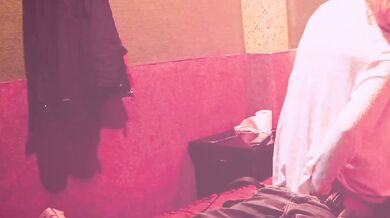 Femboy coqueto sonreía hasta ser chokeada con travestis