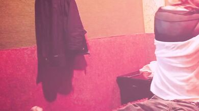 Femboy coqueto sonreía hasta ser chokeada con travestis