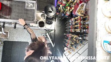 Bikini barista destroys twerking solo with a big bubble butt