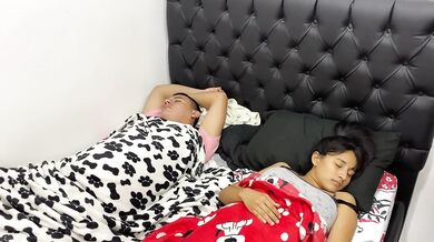 mi esposo descansaba cuando su hermanastro se entra a nuestro cuarto y folla mi coño con el al lado
