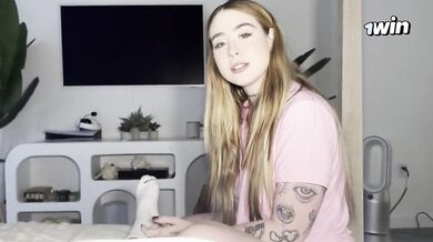 Morning Wood Sucked Off By Beautiful Green Eyed Step Sis- Rosie Rider