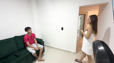 Hijastro es atrapado robando las tangas de su CULONA MADRASTRA y ella cumple su MAYOR FANTASIA.
