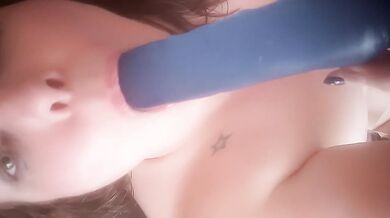 Fat slut gets stuffed with her massive dildo Dutch style