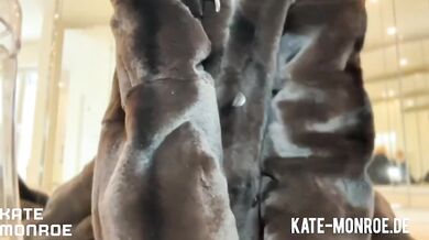 Nylon stockings asmr German milf furcoat choking on pelz
