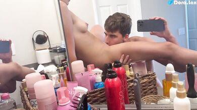 Amateur couple passionately devouring pussy in bathroom mirrors