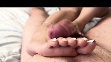 Asian MILF’s Long Foot Job ruins her Pedicure before Cumshot