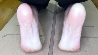Ebony milf yoga soles tease and flex solo barefoot
