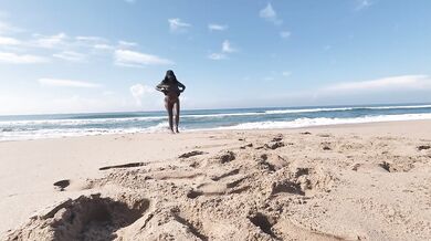 Amateur MILF flashed her big ass tits on nude beach while rubbing her clit raw