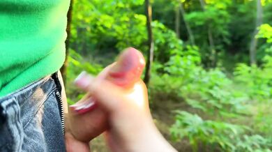 Fast handjob in the woods ends with huge cumshot on her face