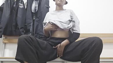 Girl masturbating in HD while getting off at work