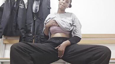 Girl masturbating in HD while getting off at work
