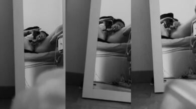 Elle aime être solo devant son miroir