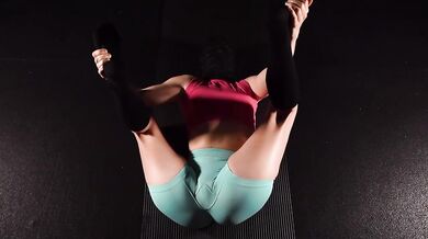 Sensual yoga babe deep in flexible ass edging
