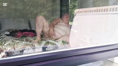 Belle grosse femme gets used in the scorching sun