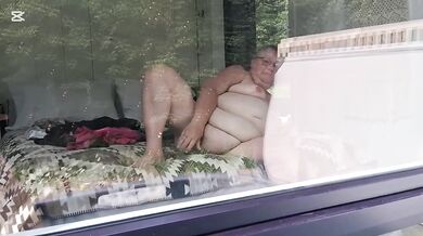 Belle grosse femme gets used in the scorching sun