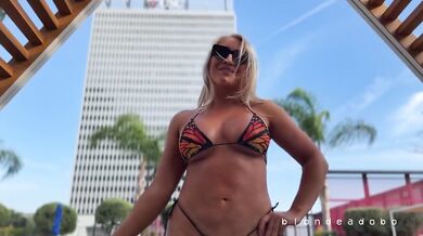 Blonde PAWG squirted all over me while spying poolside