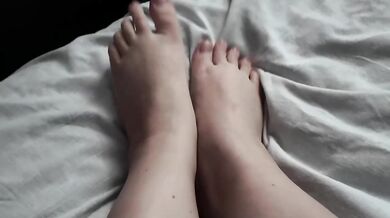 Foot massage turns into slutty cum covered toes after a date