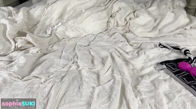 Thick Latina Takes Her Fantasy Dildo And Gushes All Over The Bed