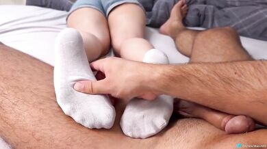 Mia’s white ankle socks ruined by huge cumshot while she scrolled insta reels
