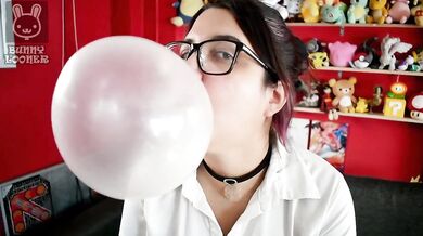 Hot secretary chews bubblegum for her boss while wearing pantyhose