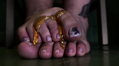 Honeyed toes worshipped by goddess feet fetish queen