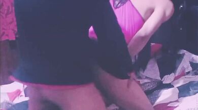 Travesti femenina con tacones altos destroza el ano y grita sin parar