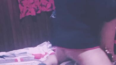 Travesti femenina con tacones altos destroza el ano y grita sin parar