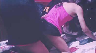 Travesti femenina con tacones altos destroza el ano y grita sin parar