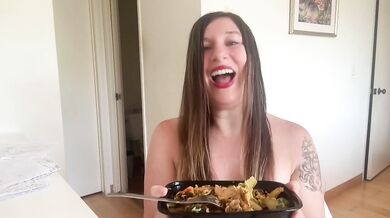 Naked tattooed pornstar Shoshanna Blanca stuffs Thai food down her throat on camera