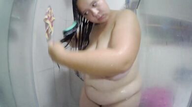 Thick curvy tease gets her pussy shaved in soapy shower