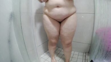Thick curvy tease gets her pussy shaved in soapy shower