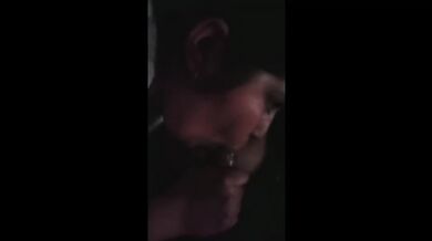 Ella hace venir a su esposo en 3 minutos con una mamada hambrienta y leche por poco nos cachó su esposa