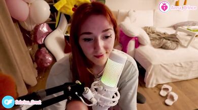 Ginger tease strips naked singing solo for her heart