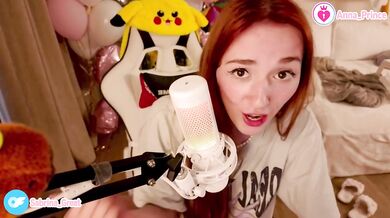 Ginger tease strips naked singing solo for her heart